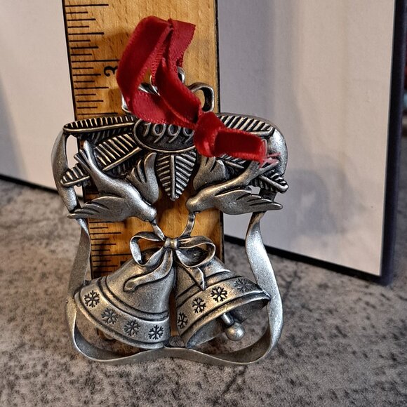 1999 Avon Fine Collectibles Pewter 'Season of Peace' Christmas Ornament - Picture 3 of 7